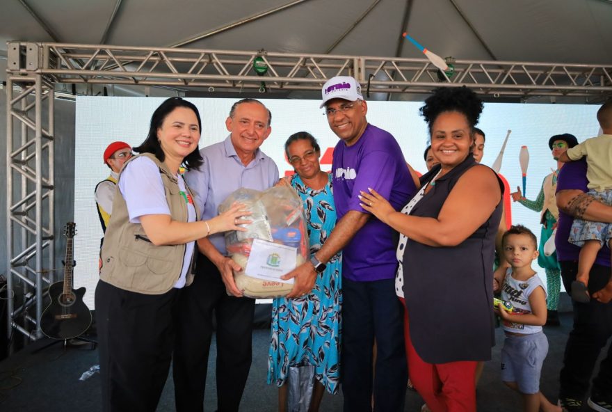 Prefeito Rogério entrega 800 cestas básicas para famílias da Região Leste da Capital, no segundo dia do Mutirão de Goiânia ( Fotos: Jackson Rodrigues)