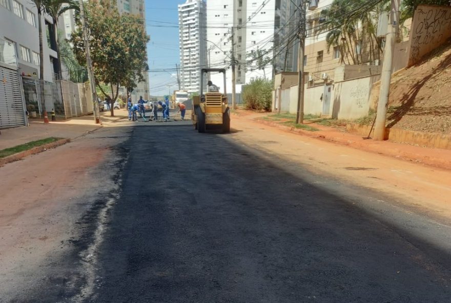 Obra causa interdição da Avenida Jamel Cecílio, no Jardim Goiás, neste sábado (04/11): veículos devem circular a Praça Flamboyant nos dois dias de interdição. (Foto: Seinfra)