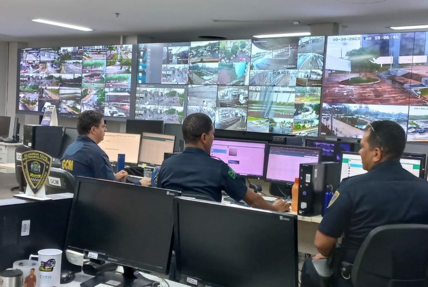 Centro de Controle Integrado (CCI), operado na sede da Secretaria Municipal de Inovação, Ciência e Tecnologia (Sictec), monitora câmeras de alta resolução espalhadas por toda a cidade, fortalecendo o sistema de segurança em Goiânia / Fotos: Secom