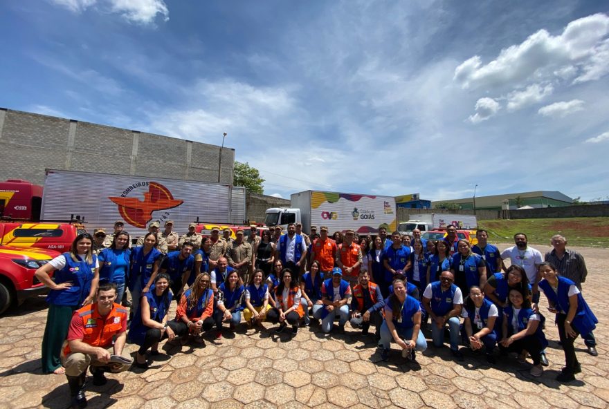 Caminhões carregados com benefícios sociais da Operação Goiás Alerta e Solidário seguem em direção a municípios da região Norte do estado (Fotos: Lucas Dellamare e Henrique Luiz)