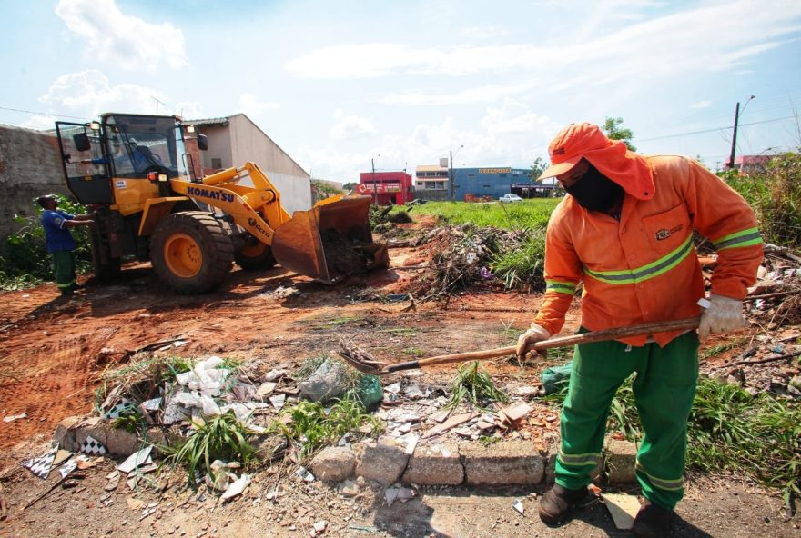 Comurg realiza limpeza de 406.250 m² de lotes particulares autuados por lixo e mato alto, em dez meses