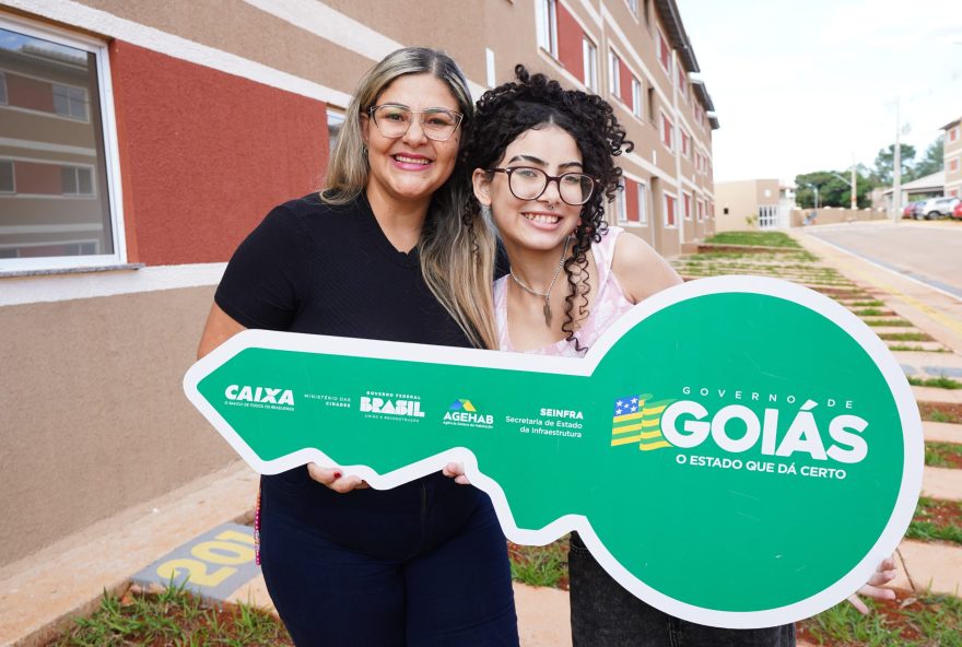 Alecsandra Ribeiro com a filha: um sonho realizado graças às condições da Agehab. (Fotos: Octacílio Queiroz)