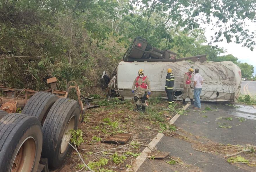 Carreta que transportava álcool tomba na GO-210