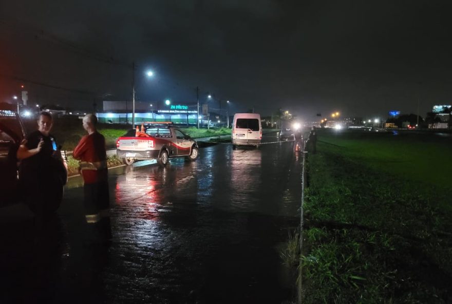 Motociclista morre ao cair da moto e ser atropelado por micro-ônibus na BR-153, em Goiânia