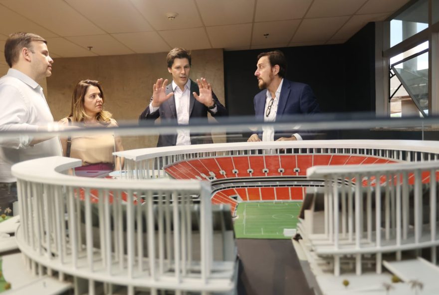 Vice-governador Daniel Vilela vai até estádio Mané Garrincha para conhecer gestão e instalações que poderão servir de modelo para o Serra Dourada. (Fotos: André Costa)