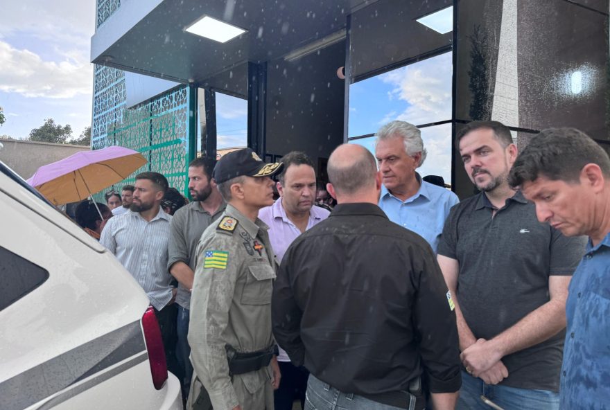 Ronaldo Caiado leva condolências aos familiares de Amélia Vitória de Jesus: “É absurda e revoltante a flexibilização da legislação”. (Fotos: Gabriel Pontes)