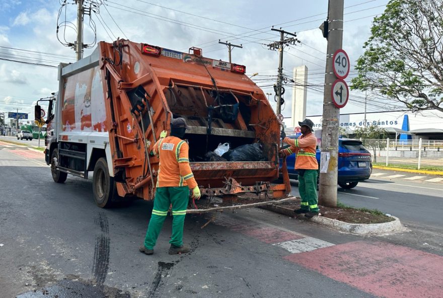 Prefeitura de Goiânia intensifica limpeza na Região da 44 devido ao aumento de público no local (Fotos: Luciano Magalhães)