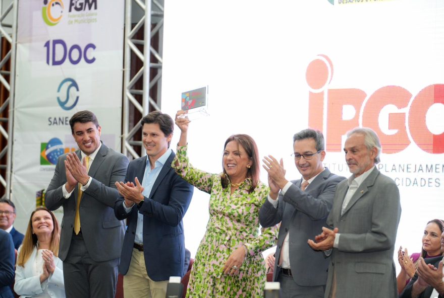 Gracinha Caiado recebe prêmio por parceria com municípios na área social. (Fotos: Júnior Guimarães)