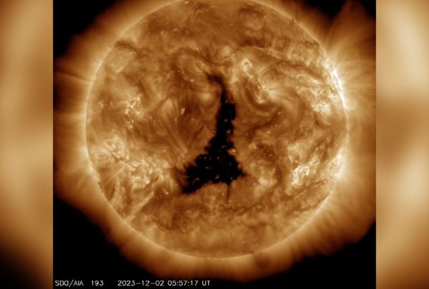 Descubra o que é buraco gigante do tamanho de 60 Terras que surgiu no Sol (Foto: Divulgação SDO/Nasa)