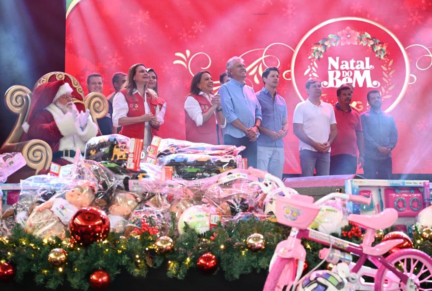 Governador Ronaldo Caiado e primeira-dama Gracinha Caiado comandam festa do Natal do Bem com distribuição de 21,5 mil brinquedos e sorteio de mais de 500 bicicletas. (Fotos: Lucas Diener, Romullo Carvalho e Aline Cabral)