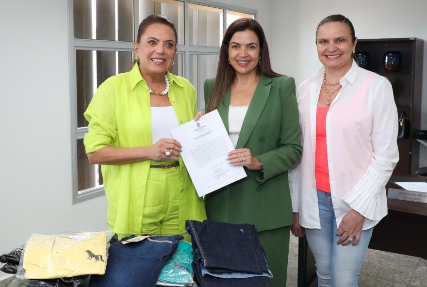 Gracinha Caiado recebe doação de 10 mil peças de roupas do Tribunal de Justiça de Goiás. Itens serão destinados a famílias em vulnerabilidade por meio da OVG e do Goiás Social. (Fotos: Aline Cabral)