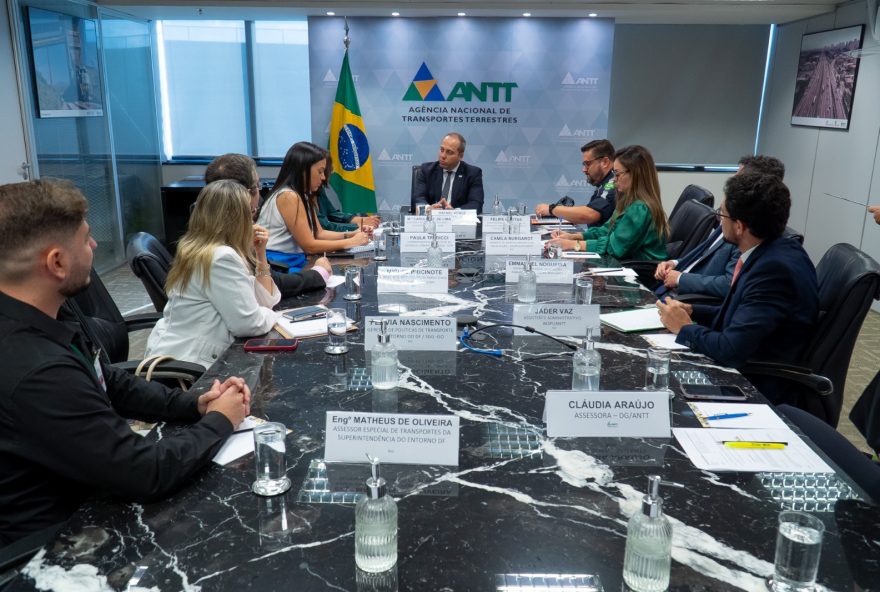 Secretária do Entorno do DF Caroline Fleury se encontra com o diretor-geral da ANTT, Rafael Vitale Rodrigues, em Brasília: grupo de trabalho deve ser criado para melhorar a qualidade do transporte coletivo do Entorno. (Fotos: SEDF-GO)