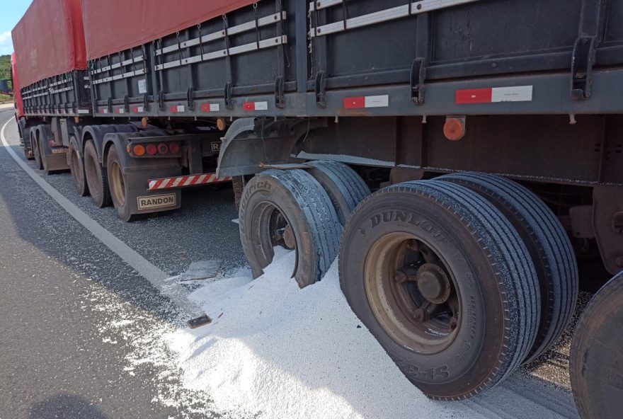 Pneu de carreta estoura na BR-050 e rodovia é interditada