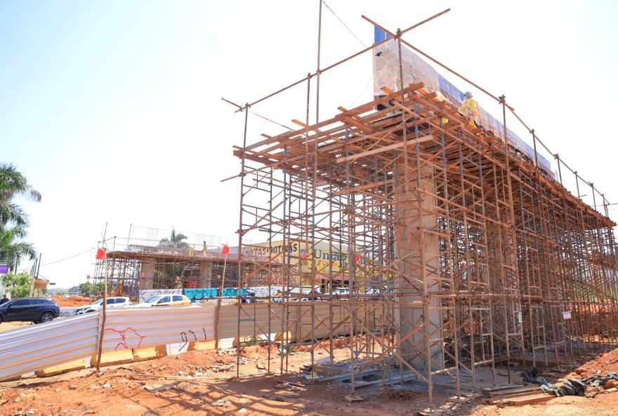 Legenda:
Prefeitura interdita Avenida Castelo Branco para içamento de vigas do viaduto no cruzamento com a Avenida Leste-Oeste neste sábado, 16.
(Fotos: Seinfra)