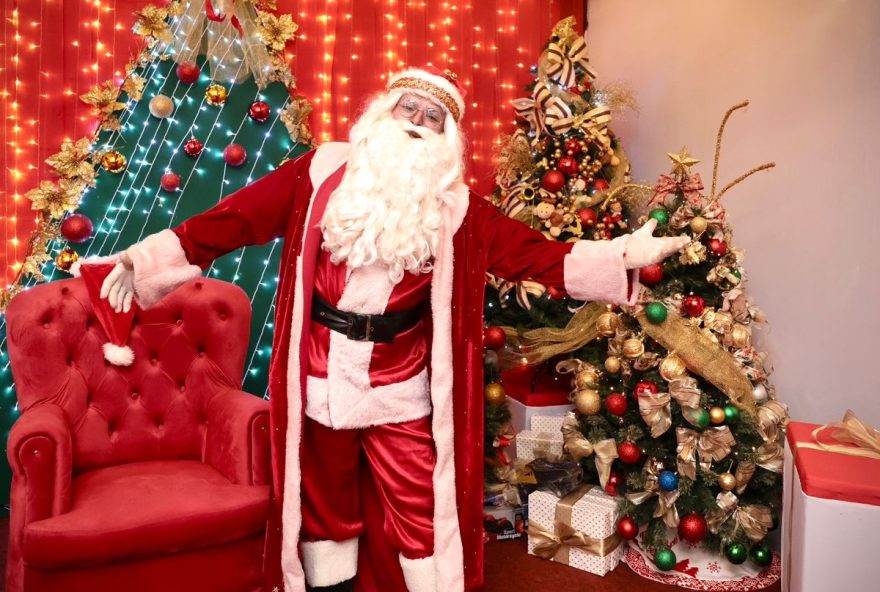 Legenda: Papai Noel chega no Parque Mutirama no próximo domingo, 17, e recebe crianças para tirar fotos em casa com ambiente instagramável
(Foto: Agetul)