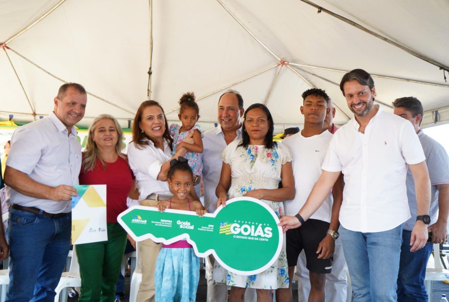 Gracinha Caiado entrega casas a custo zero e distribui brinquedos do Natal do Bem, em São Luiz do Norte. (Fotos: Hegon Corrêa)