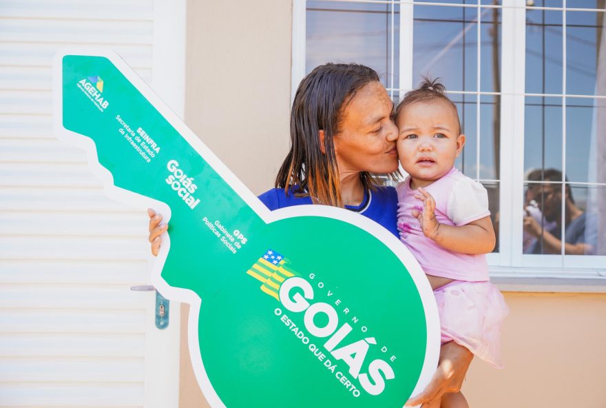 Entrega de casas em Campo Limpo de Goiás: investimento de R$ 3,4 milhões para realizar o sonho das famílias de ter a casa própria. Distribuição de 814 brinquedos alegrou o fim de ano das crianças no município
Fotos: Hegon Corrêa