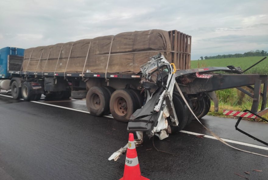 Ambulância que transportava paciente colide contra caminhão levando acompanhante à óbito