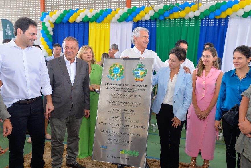 Ao lado das filhas Ana Paula e Adriana Rezende, governador Ronaldo Caiado presta homenagem ao ex-governador Iris Rezende, que completaria 90 anos nesta sexta-feira
(Fotos: Lucas Diener e Jéssica Silveira)