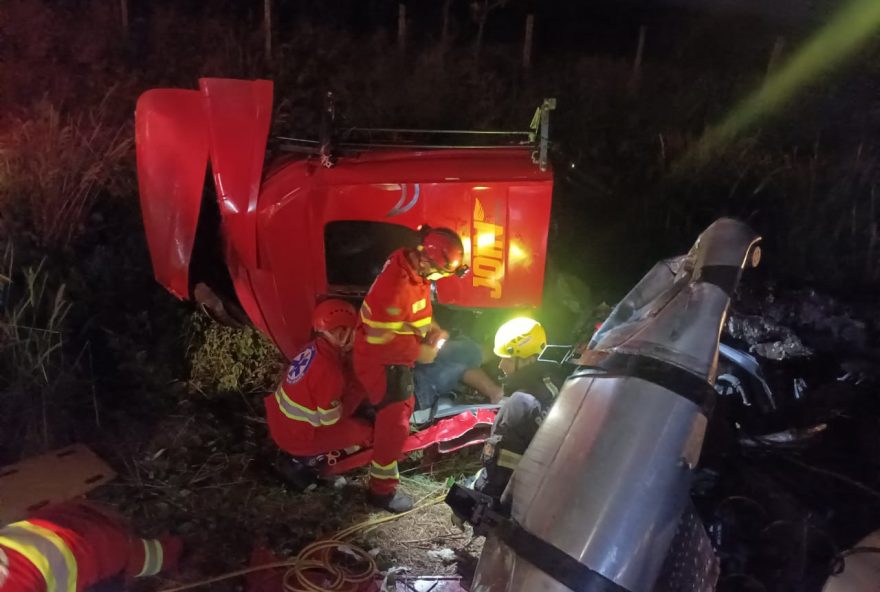 Carreta tomba na BR-153 após colidir em barranco