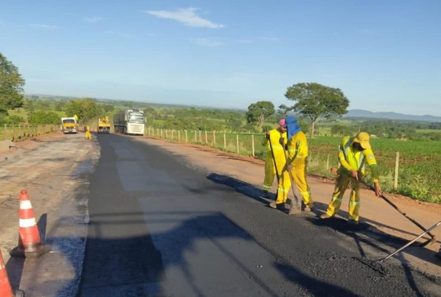 Governador Ronaldo Caiado entrega obra na GO-330, em Petrolina de Goiás. (Foto: Secom)