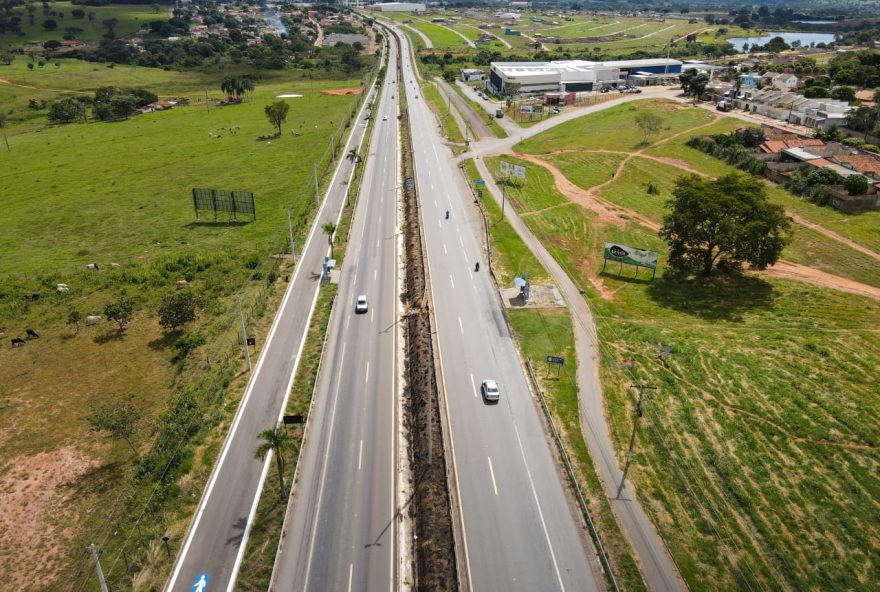 Grande parte da população aproveita os feriados de final de ano para pegar a estrada. Seja em pequenos ou grandes trajetos, é importante ter a certeza de que o veículo e a documentação estão em dia na hora de planejar a viagem. A dica é do Departamento Estadual de Trânsito (Detran). Segundo o órgão, a falta de manutenção é uma das principais causas de acidentes. Além disso, veículos em más condições de uso têm três vezes mais riscos de acidentes.

Para os especialistas, os cuidados devem começar antes mesmo de sair de casa, com a checagem do carro. É essencial observar o estado dos pneus, calibragem e desgaste; o nível da água, do óleo e conferir a parte elétrica e de sinalização - luzes e faróis. A manutenção preventiva deve ser feita uma semana antes da viagem. “Assim você consegue viajar mais tranquilo e gastando menos, pois o veículo regulado consome menos combustível”, pontua o presidente do Detran, Delegado Waldir.

O Detran orienta que também é necessário estar atento à documentação do condutor e do veículo. Para transitar, todos os veículos devem estar devidamente licenciados, conforme o artigo 131 do Código de Trânsito Brasileiro (CTB); e o motorista tem que ter habilitação dentro do prazo de validade.

A dica é que a documentação seja revista periodicamente. O veículo é considerado devidamente licenciado quando ocorre a quitação de todos débitos gerando o CRLV-e do exercício anual, conforme previsto no § 2º do artigo 131 do CTB.  O condutor flagrado circulando sem licenciar o veículo é multado em R$ 293,47, recebe sete pontos na CNH e tem o automóvel retido.

Já quem for flagrado dirigindo com a CNH vencida há mais de 30 dias é multado e tem o veículo retido até que seja apresentado outro condutor com documento em dia. A infração é gravíssima, gerando multa de R$ 293,47 e sete pontos na CNH. A renovação da CNH pode ser feita no Detran-GO, Ciretran ou qualquer unidade Vapt Vupt. O tempo médio de entrega do documento físico é uma semana, mas logo após a renovação a validade é atualizada no aplicativo Carteira Digital de Trânsito, que pode ser utilizado em todo o país.
(Fotos: Goinfra)