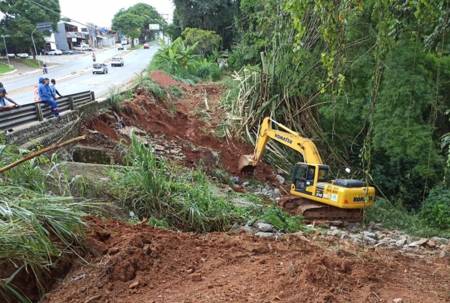 Equipes da Seinfra trabalham na recuperação da erosão na Avenida 3° Radial, Setor Pedro Ludovico
(Fotos: Seinfra)