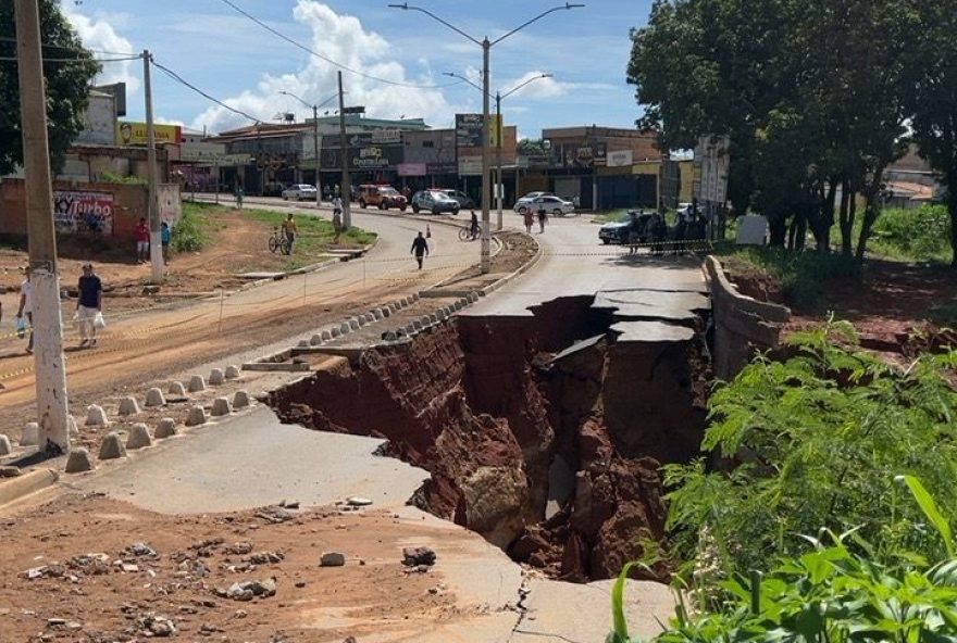 Após chuvas fortes, avenida desmorona no Distrito do Jardim Ingá