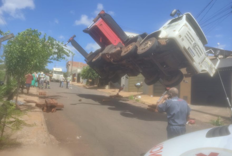 Caminhão guindaste tomba ao elevar piscina em Rio Verde