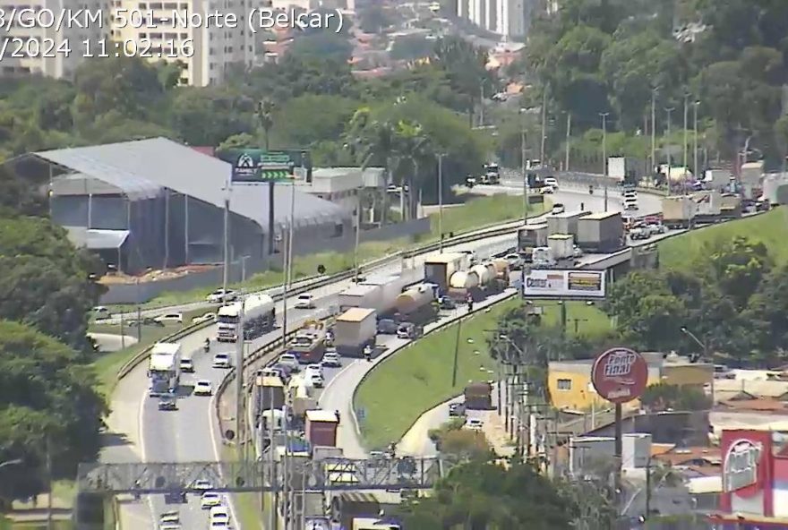 Acidente na BR-153 causa congestionamento e via é interditada pela PRF