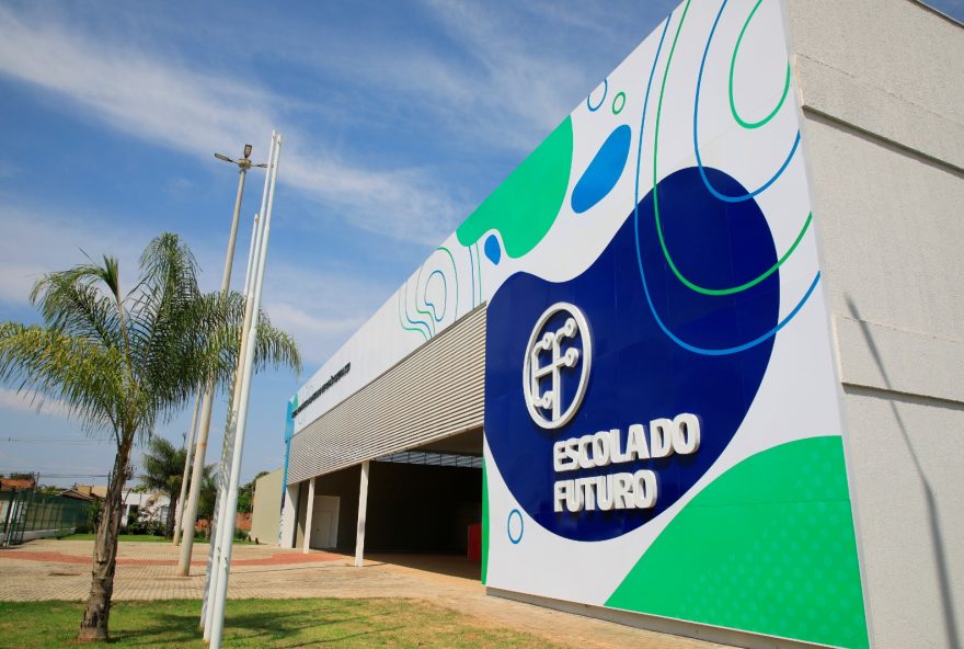 Fachada de Escola do Futuro: cada unidade conta com laboratório de ponta para capacitação na área de tecnologia. (Fotos: Secti)