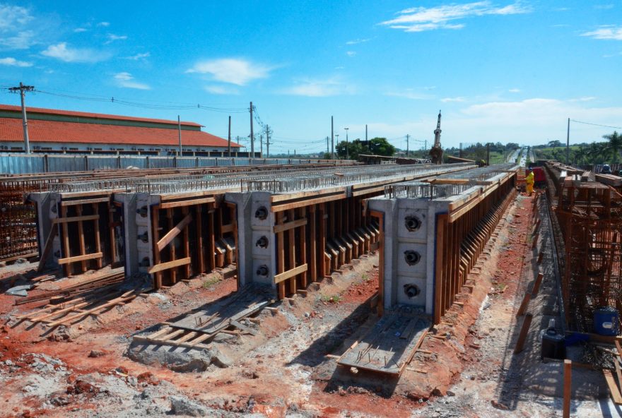 Obras do Viaduto Portal da Fé, em Trindade: cronograma de trabalho segue inalterado mesmo com as chuvas. (Fotos: Goinfra)