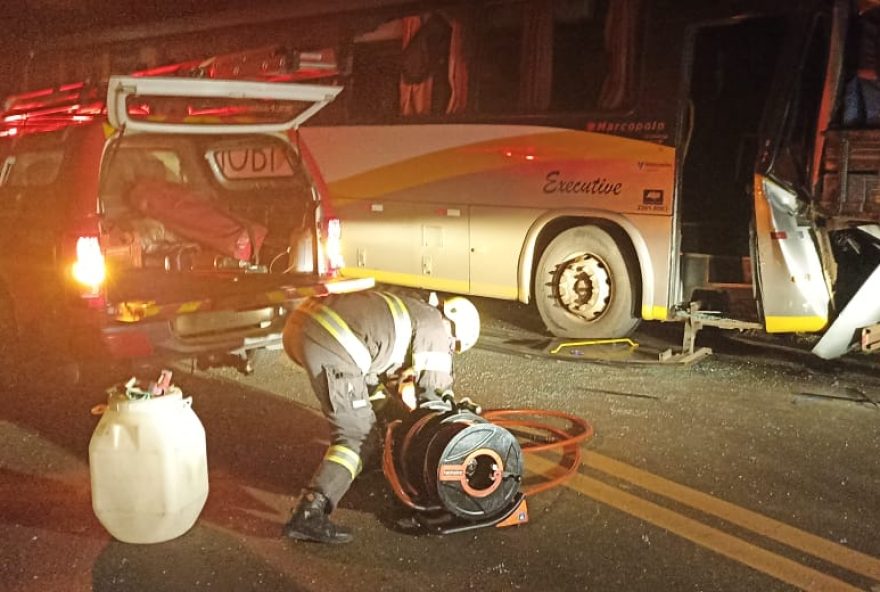 Acidente entre ônibus e caminhão deixa motorista gravemente ferido