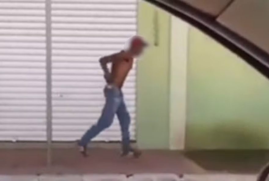 Homem é flagrado fugindo algemado pelas ruas de Nazário (Foto: Reprodução/Redes Sociais)