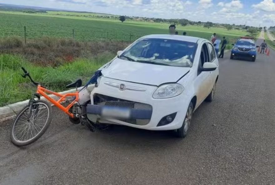 Na tentativa de espantar marimbondo do carro, motorista perde controle e mata ciclista atropelado