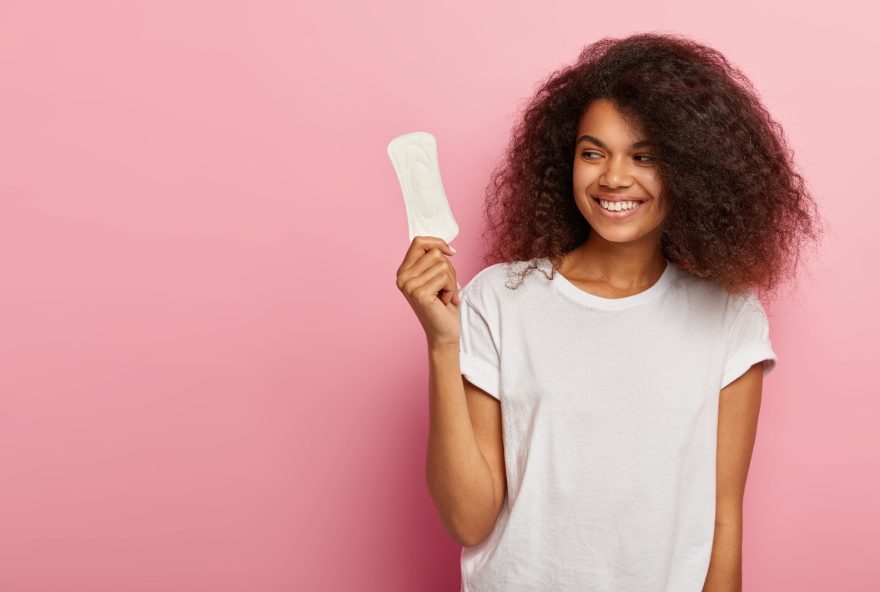 Mulheres em situação de vulnerabilidade social têm acesso a absorventes gratuitos em Goiânia