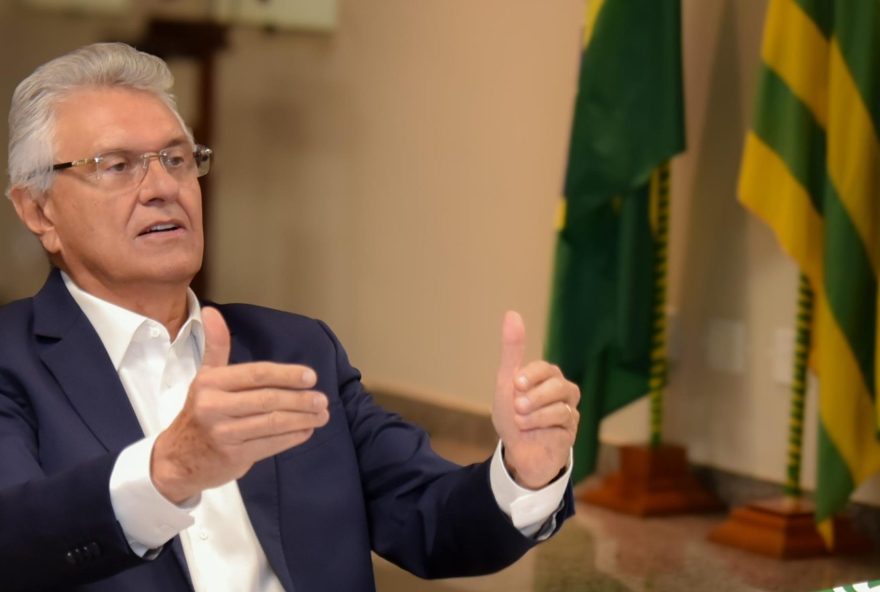 Caiado em entrevista à Rádio Bandeirantes por videoconferência: “Estado Democrático de Direito deve dar ao cidadão autonomia, direito de ir e vir e respeito” (Foto: Rômulo Carvalho e Albalberto Ruchelle)