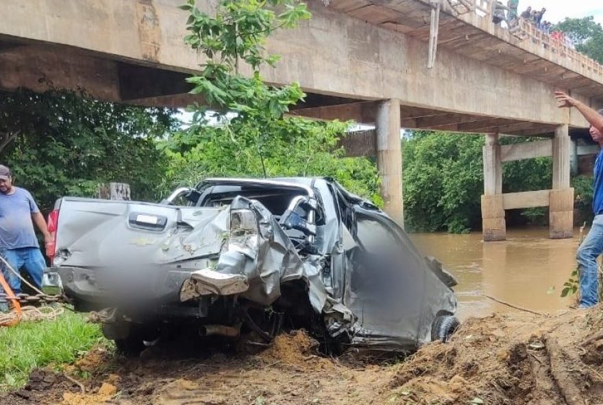 Acidente entre caminhão e um carro deixa dois mortos na GO-215