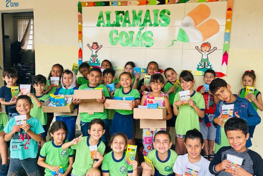 Estudantes com kits de materiais escolares do Programa AlfaMais Goiás: alegria e maior interesse pelo aprendizado
(Foto: Equipe AlfaMais)