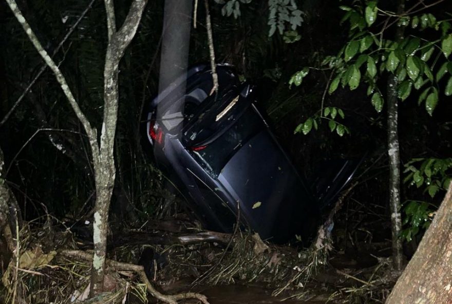 Casal de idoso é resgatado após carro ser arrastado e cair em córrego, em Trindade