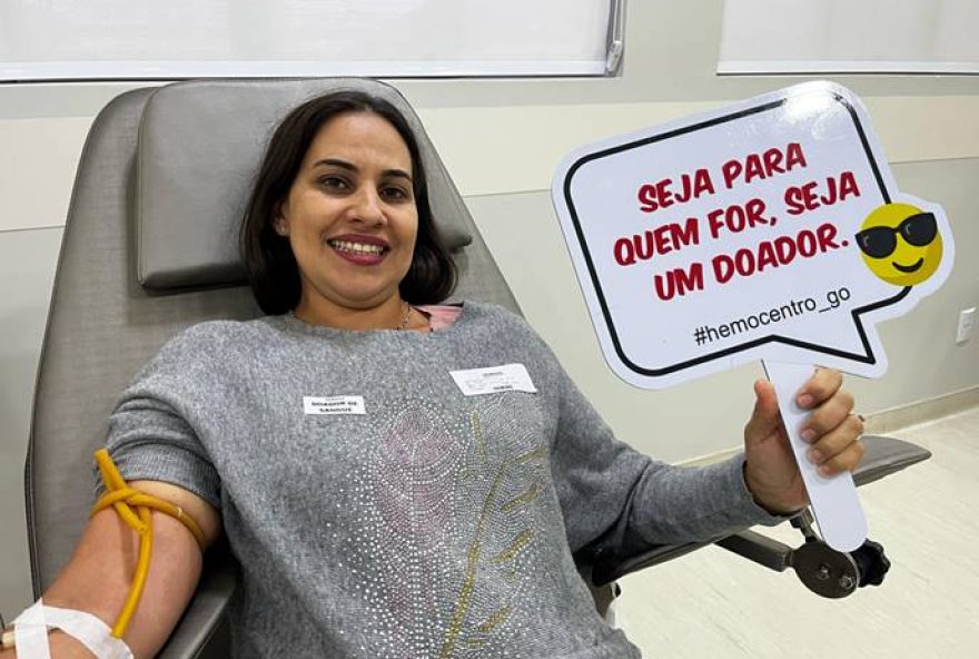 Voluntária durante doação de sangue na Rede Hemo: apoio da população é fundamental para manter estoques e salvar vidas (Foto: Rede Hemo)