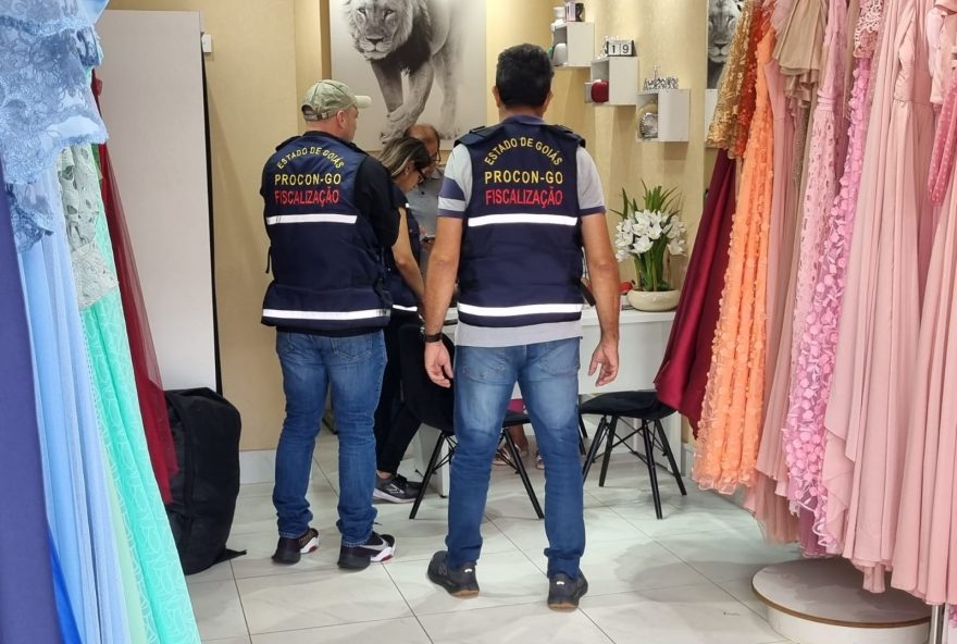 Loja de aluguel de roupas de festa é fechada por não entregar vestidos no prazo acordado