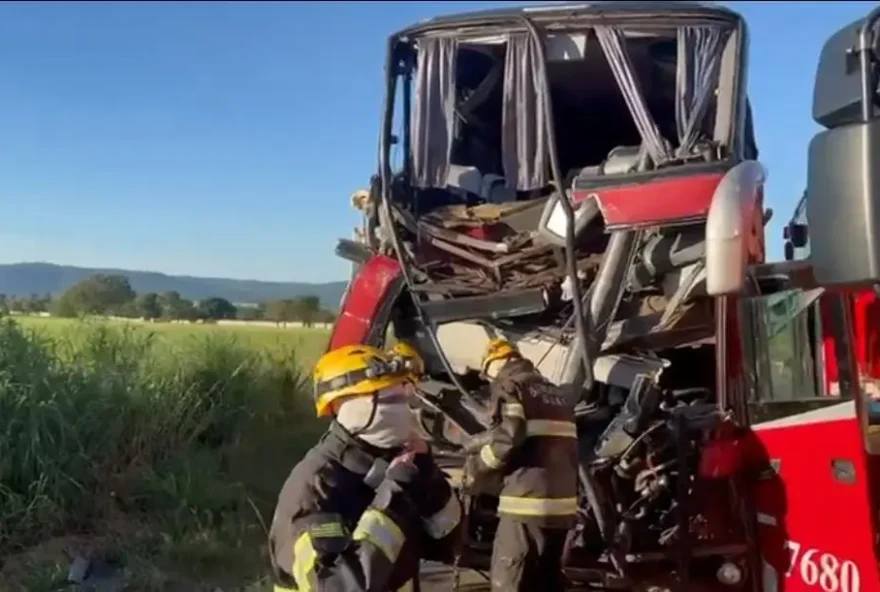 Acidente envolvendo caminhão e ônibus deixa 12 feridos na BR-060