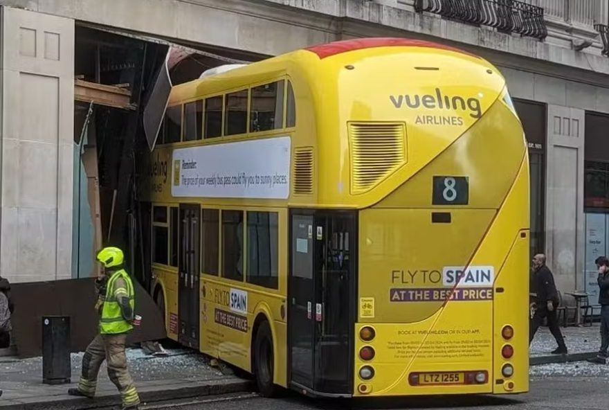 Um ônibus invadiu um prédio em New Oxford Street, em Londres, Inglaterra, na manhã desta terça-feira ,5.
(Foto: Reprodução)