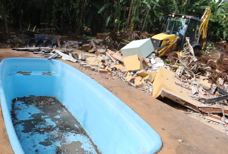 Fiscalização ambiental desapropria invasão em APP no Residencial Vale da Serra
(Fotos: Amma)