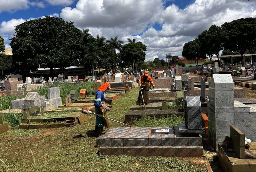 Prefeitura de Goiânia leva serviços de limpeza e manutenção aos cemitérios Santana e Parque. (Fotos: Saulo Hermínio/Comurg)