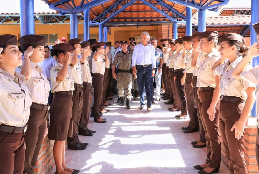 Bolsa Uniforme vai atender 78 mil alunos de 82 colégios militares, em Goiás
(Fotos: Secom)