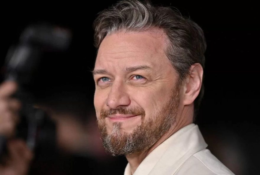 Ator James McAvoy revela ter se lesionado durante cena de “orgia” em novo filme