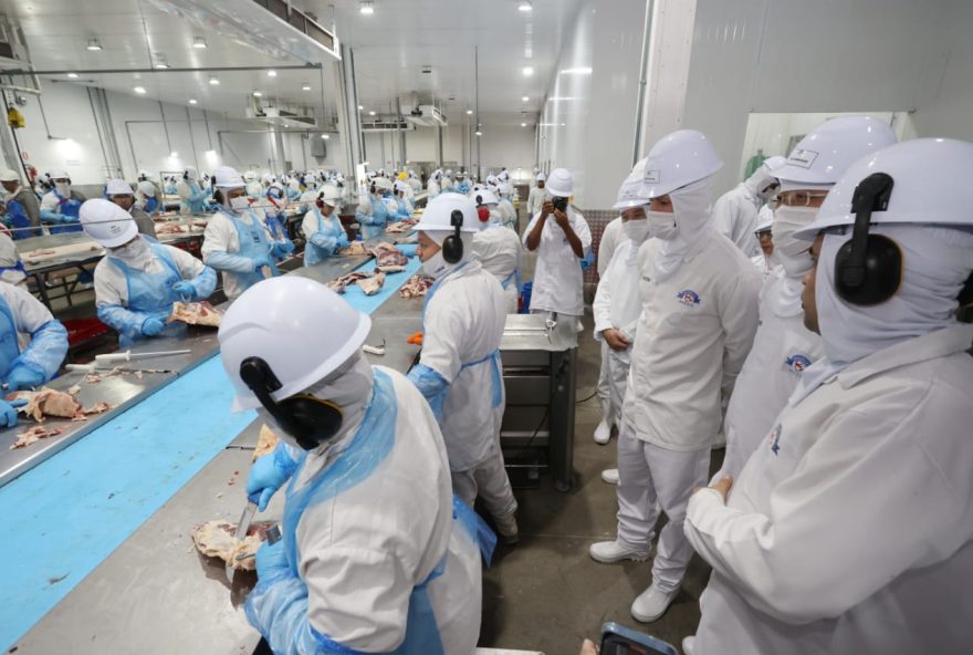 Trabalhadores de frigorífico de Inhumas, a 40 quilômetros de Goiânia: renda aquece a economia (Foto: Secom)