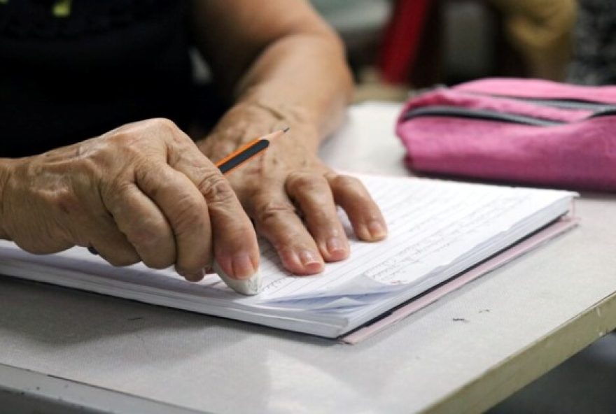 Iniciativa do Goiás Social visa reduzir o analfabetismo funcional entre pessoas com 15 anos ou mais; estudantes ganham uniforme, material e livros didáticos. (Foto: Seduc)